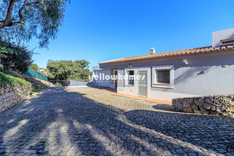Fully furnished 3-bed Villa with heating, pool and fantastic golf views in Carvoeiro